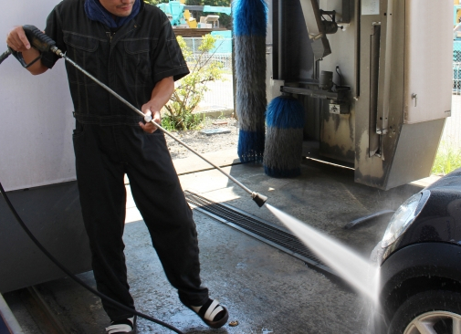輸入車を洗浄する人物イメージ画像　洗車時にやってはいけないこと