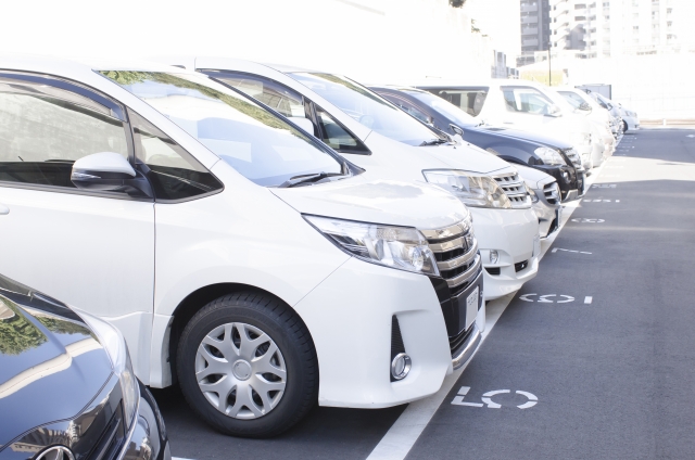 駐車されたたくさんの車