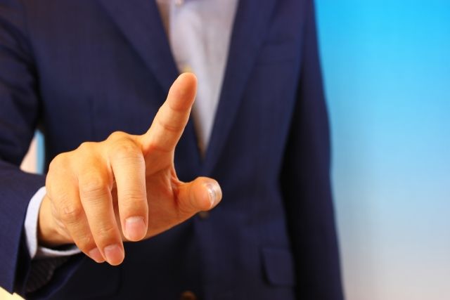 人差し指を出す男性