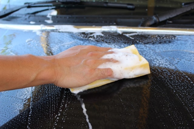 車の雨ジミを取り除くおすすめの方法