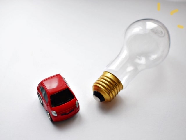 車のおもちゃと電球