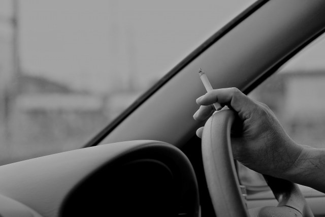 タバコを吸う際には車内に煙が充満しないように