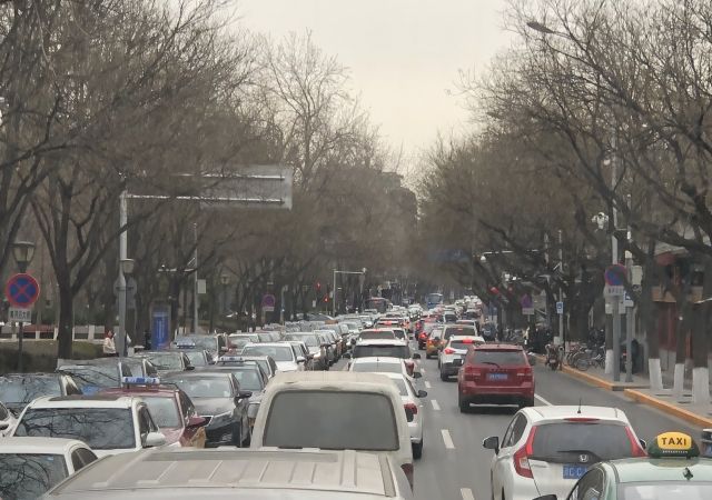 道路に複数台の車