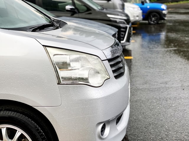 雨に濡れた車