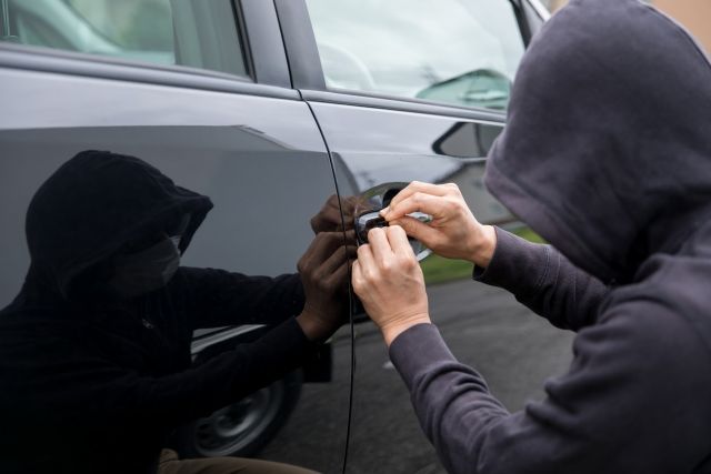 車のドアカギを開錠しようとする