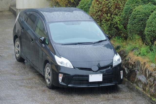 雨の日のあと、車はどうなる？放置リスクと簡単な対策法